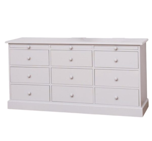 Landelijke ladekast met 9 grote lades en 3 uitschuifbare planken. Gemaakt van massief eiken hout in de kleur gebroken wit, beige. Het meubel kan op verschillende manieren geverfd worden in verschillende kleuren en kan op maat gemaakt worden. Villa Laura