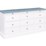 Landelijke ladekast met 9 grote lades en 3 uitschuifbare planken. Gemaakt van massief eiken hout in de kleur wit en blauw. Het meubel kan op verschillende manieren geverfd worden in verschillende kleuren en kan op maat gemaakt worden. Villa Laura
