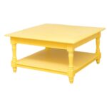 Landelijke, klassieke, extravagante vierkante salontafel met onderblad. Gemaakt van massief hout eiken in de kleur geel. De salontafel kan op verschillende manieren geverfd worden in verschillende kleuren en kan op maat gemaakt worden. Villa Laura