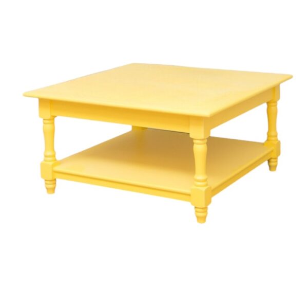 Landelijke, klassieke, extravagante vierkante salontafel met onderblad. Gemaakt van massief hout eiken in de kleur geel. De salontafel kan op verschillende manieren geverfd worden in verschillende kleuren en kan op maat gemaakt worden. Villa Laura