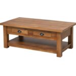 Landelijke, klassieke, extravagante houten salontafel met onderblad en twee lades met een komgreep. Gemaakt van massief hout eiken in de kleur warm eiken blad. De salontafel kan op verschillende manieren geverfd worden in verschillende kleuren en kan op maat gemaakt worden. Villa Laura