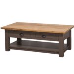 Landelijke, klassieke, extravagante houten salontafel met onderblad en twee lades met een komgreep. Gemaakt van massief hout eiken in de kleur chocolade bruin en licht eiken blad. De salontafel kan op verschillende manieren geverfd worden in verschillende kleuren en kan op maat gemaakt worden. Villa Laura