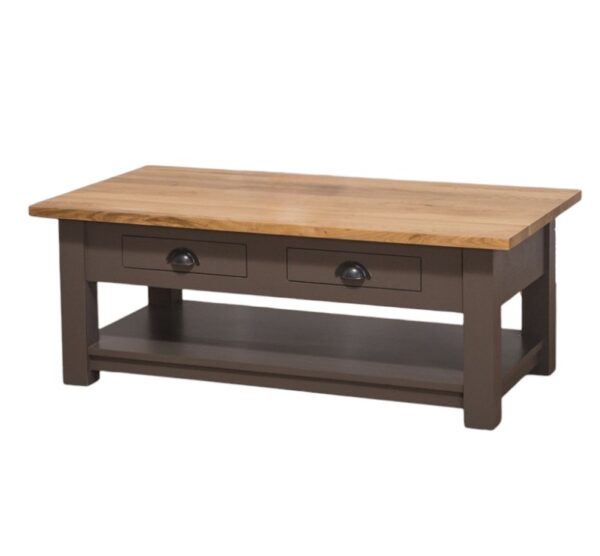 Landelijke, klassieke, extravagante houten salontafel met onderblad en twee lades met een komgreep. Gemaakt van massief hout eiken in de kleur chocolade bruin en licht eiken blad. De salontafel kan op verschillende manieren geverfd worden in verschillende kleuren en kan op maat gemaakt worden. Villa Laura