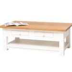 Landelijke, klassieke, extravagante houten salontafel met onderblad en twee lades met een komgreep. Gemaakt van massief hout eiken in de kleur wit en licht eiken blad. De salontafel kan op verschillende manieren geverfd worden in verschillende kleuren en kan op maat gemaakt worden. Villa Laura