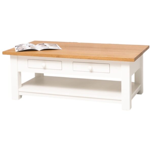 Landelijke, klassieke, extravagante houten salontafel met onderblad en twee lades met een komgreep. Gemaakt van massief hout eiken in de kleur wit en licht eiken blad. De salontafel kan op verschillende manieren geverfd worden in verschillende kleuren en kan op maat gemaakt worden. Villa Laura