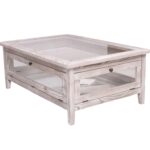 Landelijke, klassieke houten salontafel/vitrinetafel met onderblad. Gemaakt van massief hout eiken in de kleur beachwood, whitewash. De salontafel kan op verschillende manieren geverfd worden in verschillende kleuren en kan op maat gemaakt worden. Villa Laura