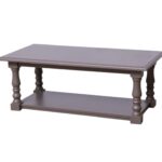 Landelijke salontafel met kleine lade en onderblad voor opbergruimte. Gemaakt van massief eiken hout in de kleur taupe, antraciet. Het meubel kan op verschillende manieren geverfd worden in verschillende kleuren en kan op maat gemaakt worden. Villa Laura