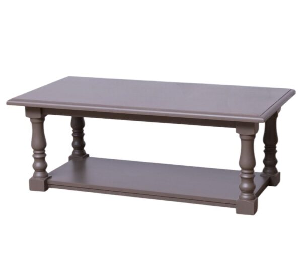 Landelijke salontafel met kleine lade en onderblad voor opbergruimte. Gemaakt van massief eiken hout in de kleur taupe, antraciet. Het meubel kan op verschillende manieren geverfd worden in verschillende kleuren en kan op maat gemaakt worden. Villa Laura