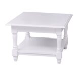 Klein landelijke salontafel met onderblad met klassieke poten. Gemaakt van massief hout in de kleur wit. De salontafel kan op verschillende manieren geverfd worden in verschillende kleuren en kan op maat gemaakt worden. Villa Laura