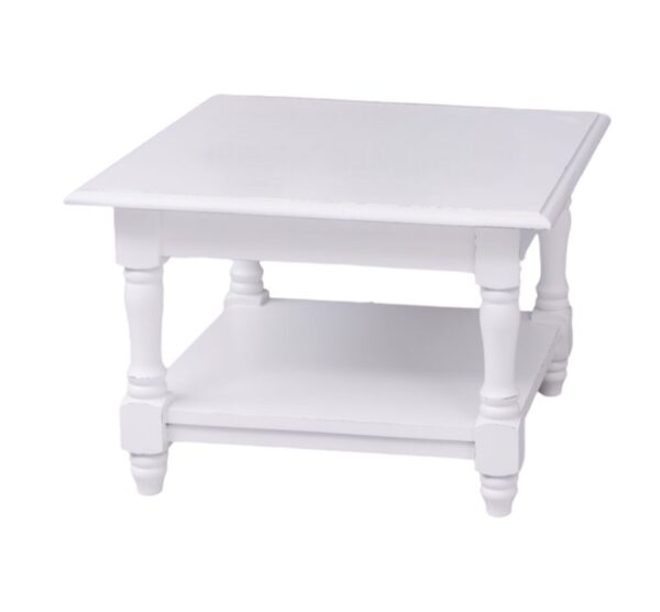Klein landelijke salontafel met onderblad met klassieke poten. Gemaakt van massief hout in de kleur wit. De salontafel kan op verschillende manieren geverfd worden in verschillende kleuren en kan op maat gemaakt worden. Villa Laura