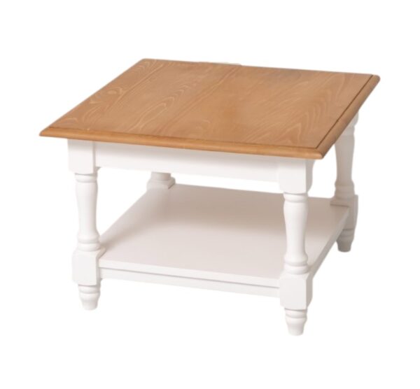 Klein landelijke salontafel met onderblad met klassieke poten. Gemaakt van massief hout in de kleur wit, natural. De salontafel kan op verschillende manieren geverfd worden in verschillende kleuren en kan op maat gemaakt worden. Villa Laura