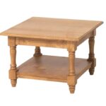 Klein landelijke salontafel met onderblad met klassieke poten. Gemaakt van massief hout in de kleur naturel eiken. De salontafel kan op verschillende manieren geverfd worden in verschillende kleuren en kan op maat gemaakt worden. Villa Laura