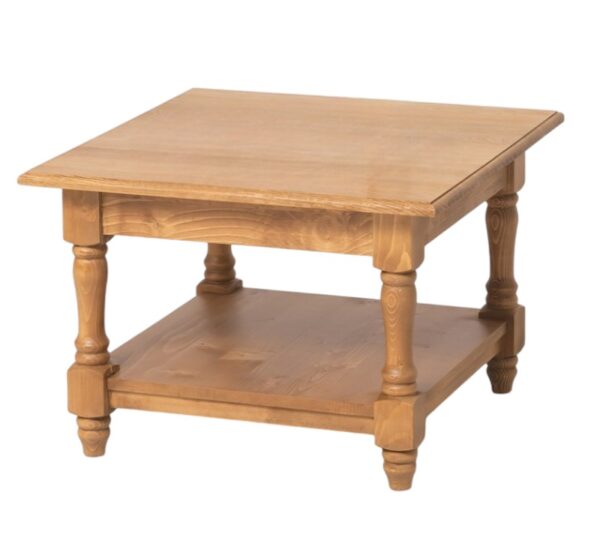 Klein landelijke salontafel met onderblad met klassieke poten. Gemaakt van massief hout in de kleur naturel eiken. De salontafel kan op verschillende manieren geverfd worden in verschillende kleuren en kan op maat gemaakt worden. Villa Laura