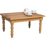 Rechthoekige kleine landelijke salontafel met klassieke poten. Gemaakt van massief hout in de kleur naturel eiken. De salontafel kan op verschillende manieren geverfd worden in verschillende kleuren en kan op maat gemaakt worden. Villa Laura
