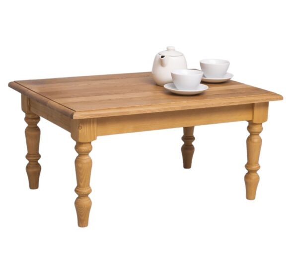 Rechthoekige kleine landelijke salontafel met klassieke poten. Gemaakt van massief hout in de kleur naturel eiken. De salontafel kan op verschillende manieren geverfd worden in verschillende kleuren en kan op maat gemaakt worden. Villa Laura