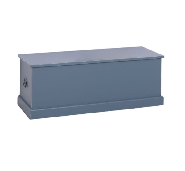 een groot landelijke, klassieke houten opbergkist. het is langwerpig van model. je kan de kist openen met de klep. Gemaakt van massief hout in de kleur blauw. Het kan op maat gemaakt worden.