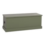 een groot landelijke, klassieke houten opbergkist. het is langwerpig van model. je kan de kist openen met de klep. Gemaakt van massief hout in de kleur mosgroen. Het kan op maat gemaakt worden.