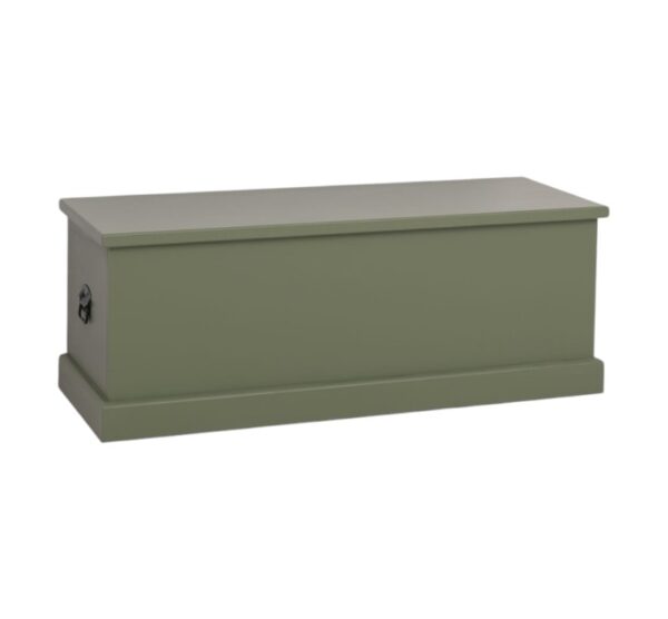 een groot landelijke, klassieke houten opbergkist. het is langwerpig van model. je kan de kist openen met de klep. Gemaakt van massief hout in de kleur mosgroen. Het kan op maat gemaakt worden.