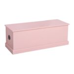 een groot landelijke, klassieke houten opbergkist. het is langwerpig van model. je kan de kist openen met de klep. Gemaakt van massief hout in de kleur licht roze. Het kan op maat gemaakt worden.