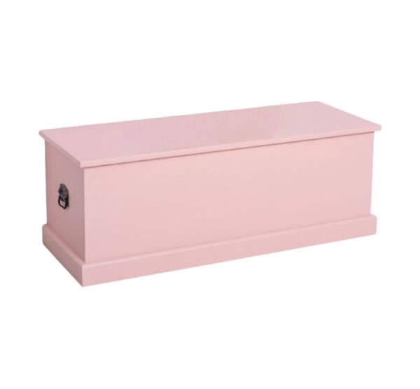 een groot landelijke, klassieke houten opbergkist. het is langwerpig van model. je kan de kist openen met de klep. Gemaakt van massief hout in de kleur licht roze. Het kan op maat gemaakt worden.