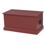een groot landelijke, klassieke houten opbergkist. het is langwerpig van model. je kan de kist openen met de klep. Gemaakt van massief hout in de kleur bordeaux rood. Het kan op maat gemaakt worden.
