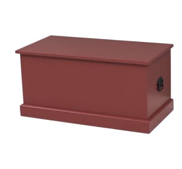 een groot landelijke, klassieke houten opbergkist. het is langwerpig van model. je kan de kist openen met de klep. Gemaakt van massief hout in de kleur bordeaux rood. Het kan op maat gemaakt worden.