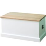 een groot landelijke, klassieke houten opbergkist. het is langwerpig van model. je kan de kist openen met de klep. Gemaakt van massief hout in de kleurwit met een licht naturel eiken klep. Het kan op maat gemaakt worden.
