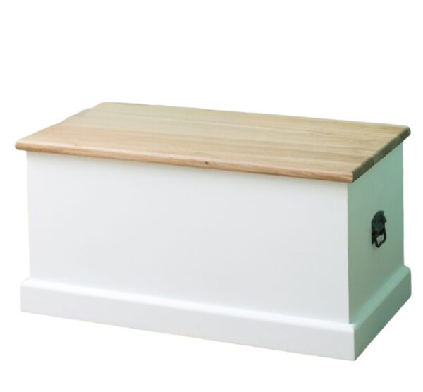 een groot landelijke, klassieke houten opbergkist. het is langwerpig van model. je kan de kist openen met de klep. Gemaakt van massief hout in de kleurwit met een licht naturel eiken klep. Het kan op maat gemaakt worden.
