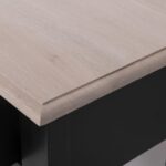 Landelijke sidetable met twee lades en onderplank. Gemaakt van massief eiken hout in de kleur zwart. Het meubel kan op verschillende manieren geverfd worden in verschillende kleuren en kan op maat gemaakt worden. Villa Laura