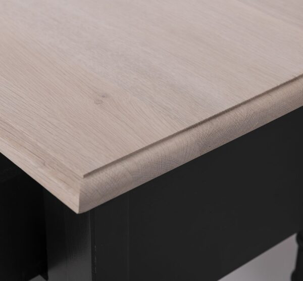 Landelijke sidetable met twee lades en onderplank. Gemaakt van massief eiken hout in de kleur zwart. Het meubel kan op verschillende manieren geverfd worden in verschillende kleuren en kan op maat gemaakt worden. Villa Laura