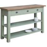 Landelijke sidetable / winkeldisplay met drie lades en twee planken. Gemaakt van massief eiken hout in de kleur groen en warm bruine blad. Het meubel kan op verschillende manieren geverfd worden in verschillende kleuren en kan op maat gemaakt worden. Villa Laura