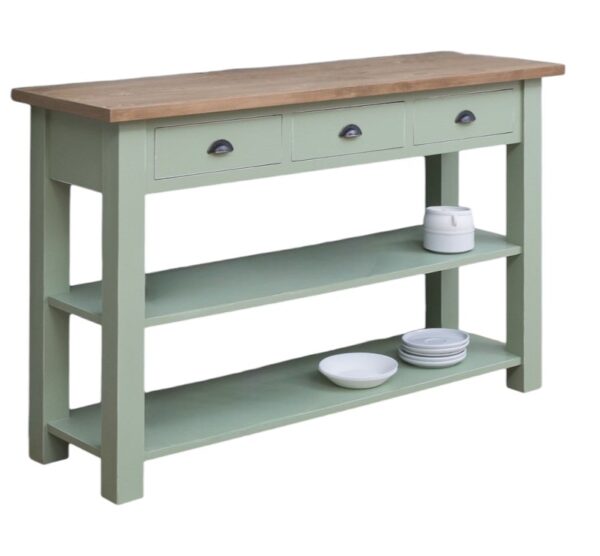 Landelijke sidetable / winkeldisplay met drie lades en twee planken. Gemaakt van massief eiken hout in de kleur groen en warm bruine blad. Het meubel kan op verschillende manieren geverfd worden in verschillende kleuren en kan op maat gemaakt worden. Villa Laura