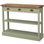 Landelijke side table met drie lades en twee planken. Gemaakt van massief eiken hout in de kleur olijfgroen, groen en warm eiken blad. Het meubel kan op verschillende manieren geverfd worden in verschillende kleuren en kan op maat gemaakt worden. Villa Laura
