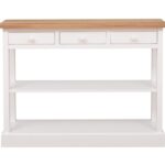 Landelijke sidetable met drie lades en twee planken. Gemaakt van massief eiken hout in de kleur wit en naturel. Het meubel kan op verschillende manieren geverfd worden in verschillende kleuren en kan op maat gemaakt worden. Villa Laura