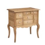 klassiek landelijk romantische houten ladekast/halmeubel. Het kastje heeft een Queen Ann poot en romantische bronzen knopjes. het heeft 7 lades in verschillende maten. Gemaakt van massief hout eiken. het ladekastje is naturel eiken. Het kan op maat gemaakt worden. Villa Laura