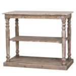 Landelijke side table met drie lagen en sierlijke poten. Gemaakt van massief eiken hout in de kleur licht bruin eiken. Het meubel kan op verschillende manieren geverfd worden in verschillende kleuren en kan op maat gemaakt worden. Villa Laura