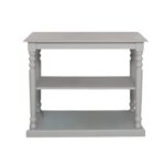 Landelijke sidetable/winkeldisplay met drie lagen en sierlijke poten. Gemaakt van massief eiken hout in de kleur grijs, groen, olijfgroen. Het meubel kan op verschillende manieren geverfd worden in verschillende kleuren en kan op maat gemaakt worden. Villa Laura