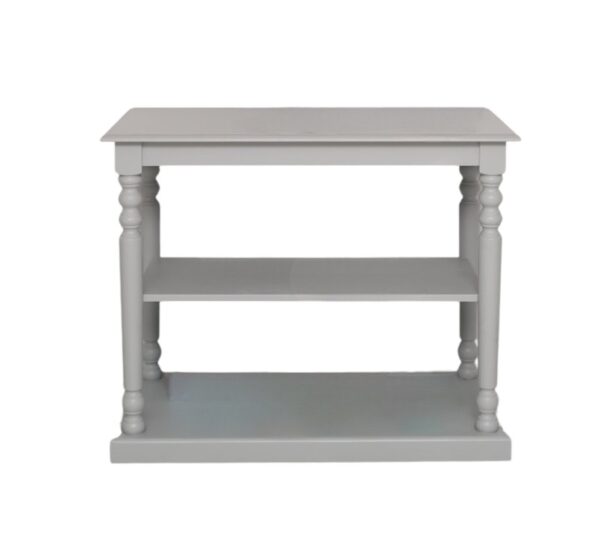 Landelijke sidetable/winkeldisplay met drie lagen en sierlijke poten. Gemaakt van massief eiken hout in de kleur grijs, groen, olijfgroen. Het meubel kan op verschillende manieren geverfd worden in verschillende kleuren en kan op maat gemaakt worden. Villa Laura
