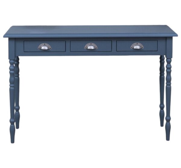 Landelijke sidetable met 3 lades en sierlijke bolpoten. Gemaakt van massief hout in de kleur blauw. De sidetable kan op verschillende manieren geverfd worden in verschillende kleuren en kan op maat gemaakt worden. Villa Laura