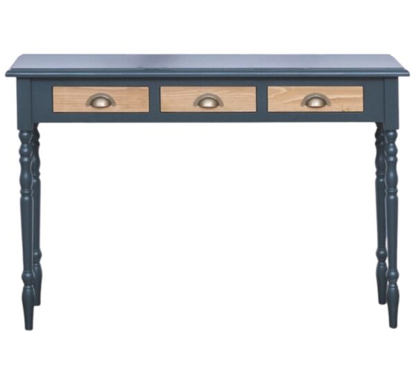 Landelijke sidetable met 3 lades en sierlijke bolpoten. Gemaakt van massief hout in de kleur blauw en naturel lades. De sidetable kan op verschillende manieren geverfd worden in verschillende kleuren en kan op maat gemaakt worden. Villa Laura