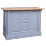 Landelijke bar/balie/toonbank met openmaken, deurtje en twee lades voor opbergruimte. Gemaakt van massief eiken hout in de kleur licht blauw met een naturel blad. Het meubel kan op verschillende manieren geverfd worden in verschillende kleuren en kan op maat gemaakt worden. Villa Laura