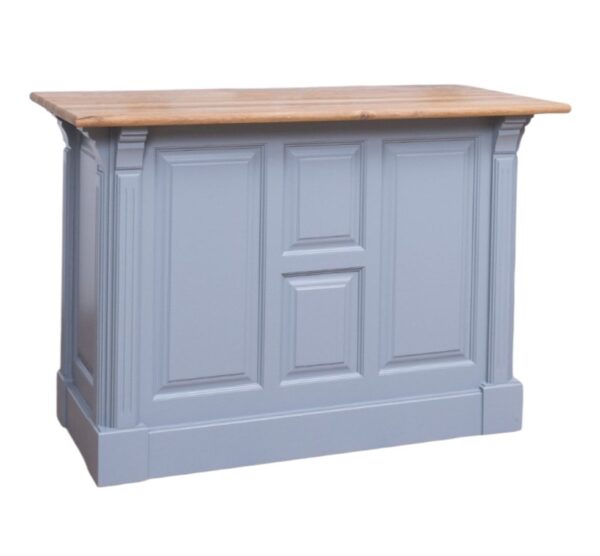 Landelijke bar/balie/toonbank met openmaken, deurtje en twee lades voor opbergruimte. Gemaakt van massief eiken hout in de kleur licht blauw met een naturel blad. Het meubel kan op verschillende manieren geverfd worden in verschillende kleuren en kan op maat gemaakt worden. Villa Laura