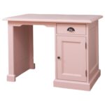 Landelijk bureau voor een kinderkamer met deur en lade aan de rechterkant voor opbergruimte. Gemaakt van massief eiken hout in de kleur roze. Het meubel kan op verschillende manieren geverfd worden in verschillende kleuren en kan op maat gemaakt worden. Villa Laura