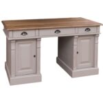 Landelijk bureau met drie lades en twee kastjes voor opbergruimte. Gemaakt van massief eiken hout in de kleur grijs en warm bruin eiken houten blad. Het meubel kan op verschillende manieren geverfd worden in verschillende kleuren en kan op maat gemaakt worden. Villa Laura