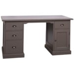 Landelijk bureau met lades en een deur voor opbergruimte. Aan de linkerkant zitten drie lades onder waarvan 2 kleine en 1 grote. Aan de rechterkant zit 1 deur en een kleine lade daarboven. Gemaakt van massief eiken hout in de kleur antraciet, chocolade bruin. Het meubel kan op verschillende manieren geverfd worden in verschillende kleuren en kan op maat gemaakt worden. Villa Laura