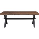 Boeren houten rechthoekige eettafel met twee X-poten met plank ertussen. Gemaakt van massief eiken hout in de kleur zwarte poten en warm bruin rustiek gebrand blad. Het meubel kan op verschillende manieren geverfd worden in verschillende kleuren en kan op maat gemaakt worden. Villa Laura