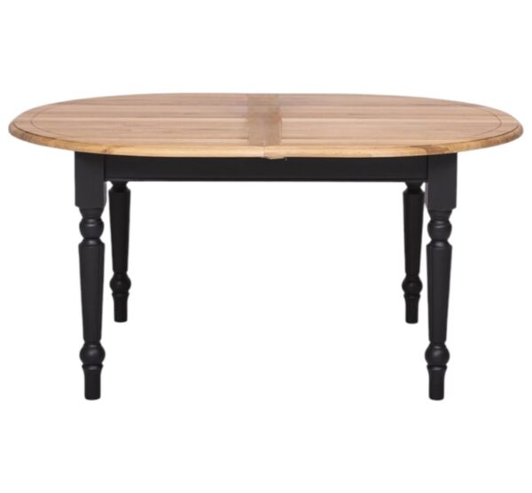 Landelijk ovale uitschuifbare eettafel met vier sierlijke poten. Gemaakt van massief eiken hout in de kleur licht naturel eiken en zwarte poten. Het meubel kan op verschillende manieren geverfd worden in verschillende kleuren en kan op maat gemaakt worden. Villa Laura