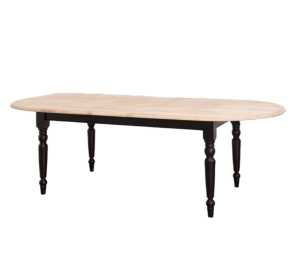 Landelijk ovale uitschuifbare eettafel met vier sierlijke poten. Gemaakt van massief eiken hout in de kleur licht naturel eiken en zwarte poten. Het meubel kan op verschillende manieren geverfd worden in verschillende kleuren en kan op maat gemaakt worden. Villa Laura
