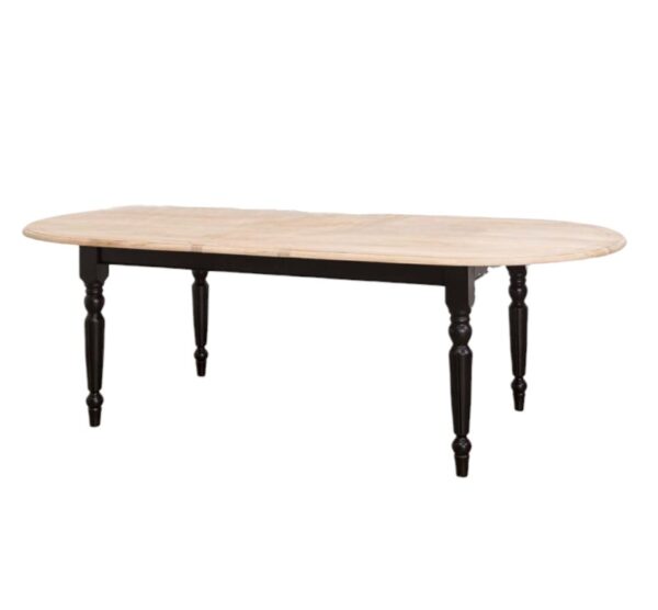 Landelijk ovale uitschuifbare eettafel met vier sierlijke poten. Gemaakt van massief eiken hout in de kleur licht eiken blad met zwarte poten. Het meubel kan op verschillende manieren geverfd worden in verschillende kleuren en kan op maat gemaakt worden. Villa Laura