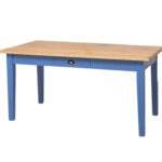 Moderne rechthoekige tafel die op maat gemaakt kan worden. De kleur van het onderstel is konings kobalt blauw en de tafelblad naturel licht eiken hout. Villa Laura